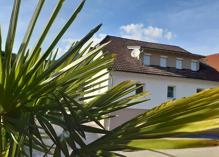 Cafe Rafaela بيت ضيافة